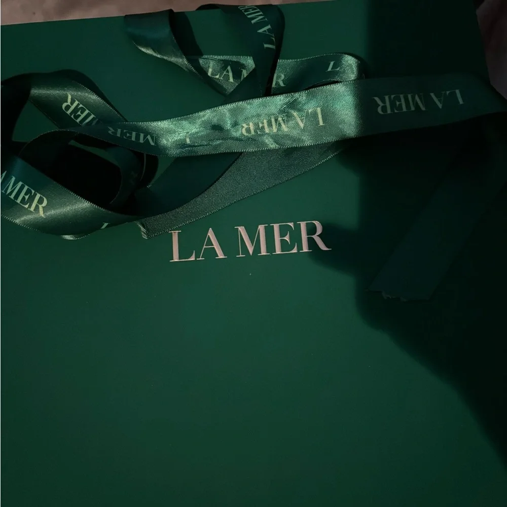 La Mer Skincare Collection with White and Green Packaging - Picture 9 of 9